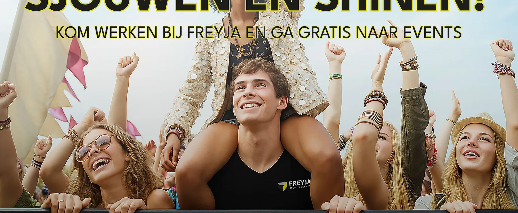 Festivalpubliek met een medewerker van Freyja op de schouders