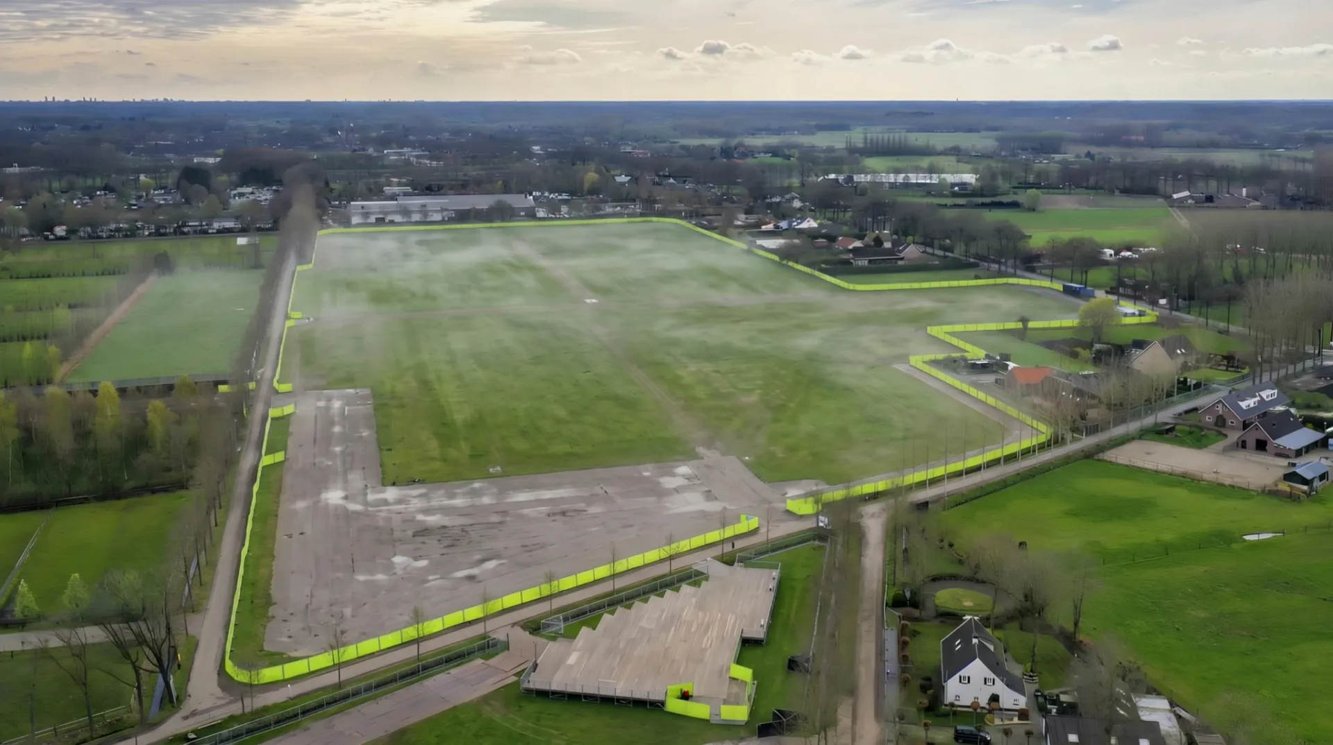 Leeg festivalterrein in de ochtend, rondom afgezet met limegroen hekwerk van Freyja